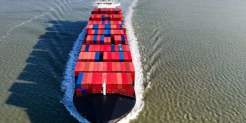 Άποψη του Independent Quest, ενός πλοίου μεταφοράς εμπορευματοκιβωτίων, νηολογημένου στην Πορτογαλία, το οποίο αναχωρεί από το λιμάνι της Αμβέρσας, εν μέσω των νέων ναυτιλιακών στρατηγικών της ΕΕ, μετά το κλείσιμο του Στενού του Ορμούζ (φωτ.: EPA/Olivier Hoslet)