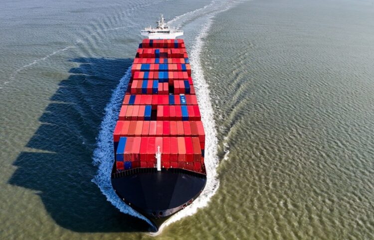 Άποψη του Independent Quest, ενός πλοίου μεταφοράς εμπορευματοκιβωτίων, νηολογημένου στην Πορτογαλία, το οποίο αναχωρεί από το λιμάνι της Αμβέρσας, εν μέσω των νέων ναυτιλιακών στρατηγικών της ΕΕ, μετά το κλείσιμο του Στενού του Ορμούζ (φωτ.: EPA/Olivier Hoslet)