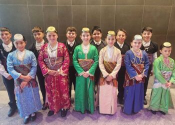 Αγόρια και κορίτσια της Ποντιακής Εστίας Μελβούρνης που συμμετείχαν στο Φεστιβάλ Αντίποδες (φωτ.: Facebook / Pontiaki Estia Melbourne)