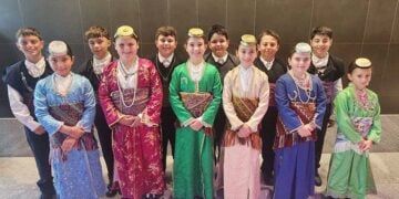 Αγόρια και κορίτσια της Ποντιακής Εστίας Μελβούρνης που συμμετείχαν στο Φεστιβάλ Αντίποδες (φωτ.: Facebook / Pontiaki Estia Melbourne)