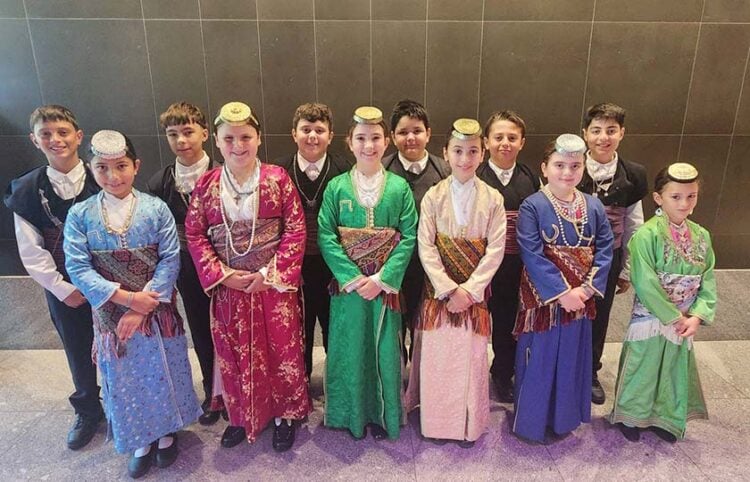 Αγόρια και κορίτσια της Ποντιακής Εστίας Μελβούρνης που συμμετείχαν στο Φεστιβάλ Αντίποδες (φωτ.: Facebook / Pontiaki Estia Melbourne)