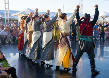 Μέλη της Ποντιακής Αδελφότητας Νότιας Αυστραλίας παρουσιάζουν ποντιακούς χορούς στη διάρκεια ελληνικού φεστιβάλ (φωτ.: facebook/ Pontian Brotherhood of SA Inc.)