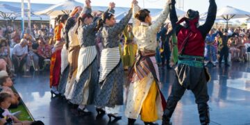 Μέλη της Ποντιακής Αδελφότητας Νότιας Αυστραλίας παρουσιάζουν ποντιακούς χορούς στη διάρκεια ελληνικού φεστιβάλ (φωτ.: facebook/ Pontian Brotherhood of SA Inc.)