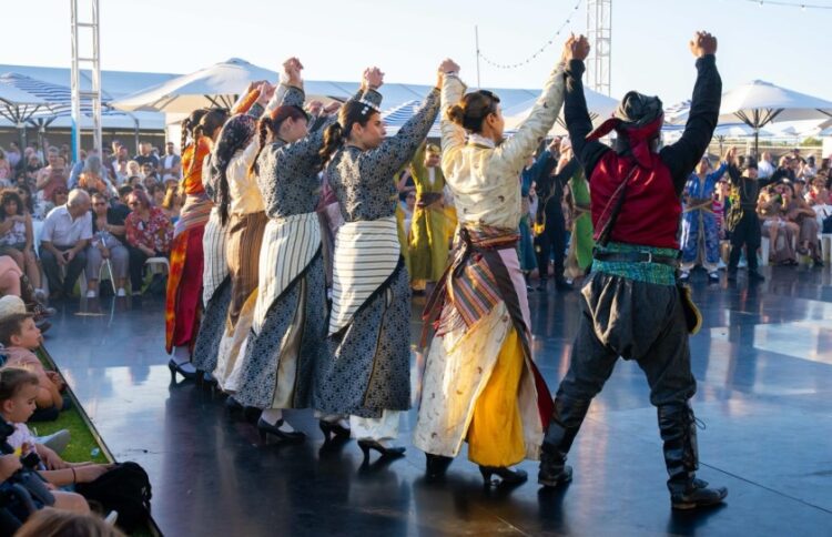 Μέλη της Ποντιακής Αδελφότητας Νότιας Αυστραλίας παρουσιάζουν ποντιακούς χορούς στη διάρκεια ελληνικού φεστιβάλ (φωτ.: facebook/ Pontian Brotherhood of SA Inc.)