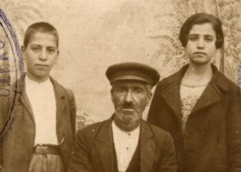 Φωτογραφία από πιστοποιητικό ταυτοπροσωπίας Πόντιου πρόσφυγα από τα Άργανα Θεοδοσουπόλεως, μαζί με ανήλικα μέλη της οικογένειας. 1926 (πηγή: Ιστορικό Αρχείο της Εθνικής Τράπεζας)