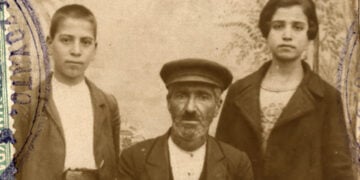 Φωτογραφία από πιστοποιητικό ταυτοπροσωπίας Πόντιου πρόσφυγα από τα Άργανα Θεοδοσουπόλεως, μαζί με ανήλικα μέλη της οικογένειας. 1926 (πηγή: Ιστορικό Αρχείο της Εθνικής Τράπεζας)