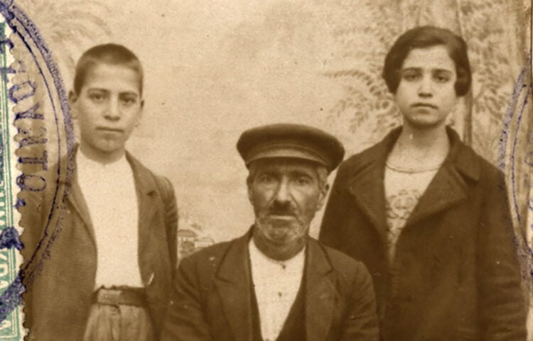Φωτογραφία από πιστοποιητικό ταυτοπροσωπίας Πόντιου πρόσφυγα από τα Άργανα Θεοδοσουπόλεως, μαζί με ανήλικα μέλη της οικογένειας. 1926 (πηγή: Ιστορικό Αρχείο της Εθνικής Τράπεζας)