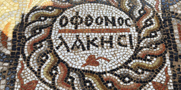 «Nα σκάσουν οι ζηλιάρηδες» στα νέα ελληνικά, σε ψηφιδωτό στην είσοδο οικίας στην αρχαία πόλη της Σύεδρας (φωτ.: Anadolu)