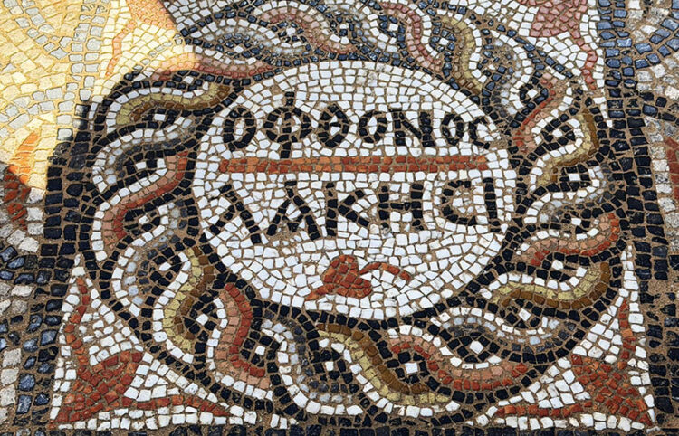 «Nα σκάσουν οι ζηλιάρηδες» στα νέα ελληνικά, σε ψηφιδωτό στην είσοδο οικίας στην αρχαία πόλη της Σύεδρας (φωτ.: Anadolu)