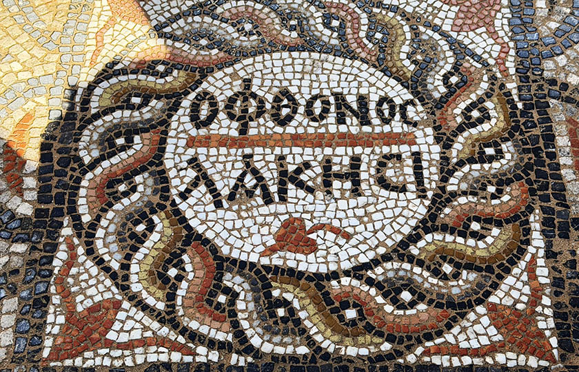 «Nα σκάσουν οι ζηλιάρηδες» στα νέα ελληνικά, σε ψηφιδωτό στην είσοδο οικίας στην αρχαία πόλη της Σύεδρας (φωτ.: Anadolu)