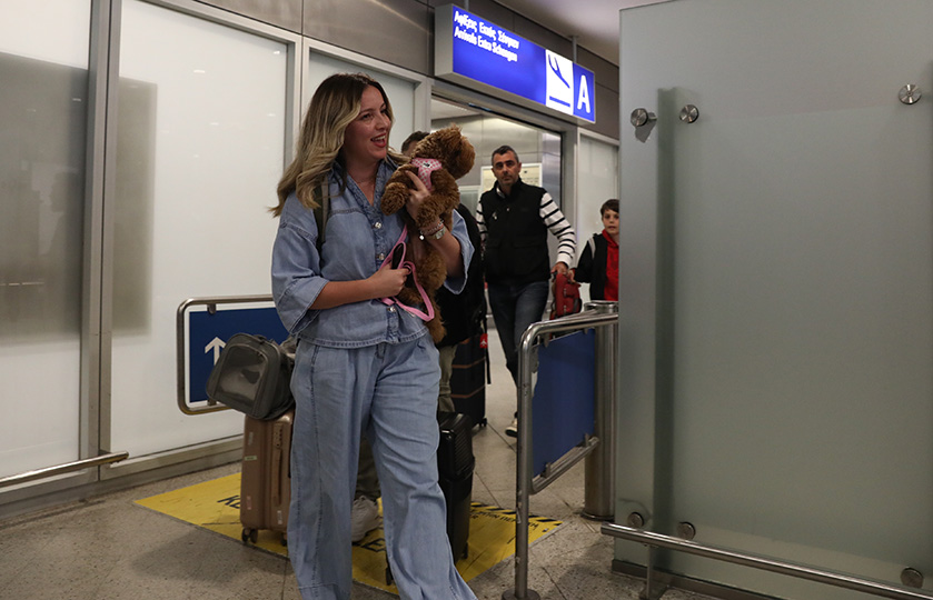 Από την άφιξη Ελλήνων πολιτών με τα κατοικίδιά τους από τη Μέση Ανατολή (φωτ.: EUROKINISSI / Δανάη Δαυλοπούλου)
