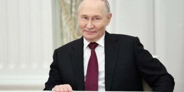 Ο Βλαντίμιρ Πούτιν σε συνάντηση στο Κρεμλίνο με τον γαμπρό του Τραμπ, Τζάρεντ Κούσνερ. 2 Δεκεμβρίου 2025 (φωτ.: EPA/Alexander Kazakov / Sputnik / Kremlin Pool)