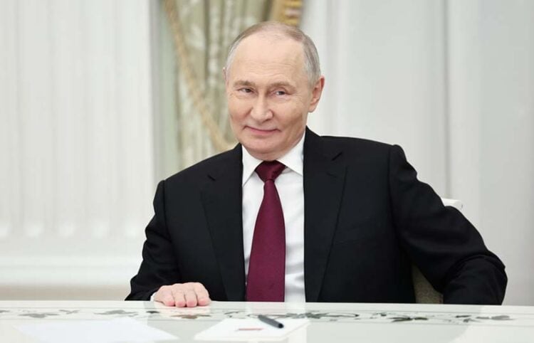 Ο Βλαντίμιρ Πούτιν σε συνάντηση στο Κρεμλίνο με τον γαμπρό του Τραμπ, Τζάρεντ Κούσνερ. 2 Δεκεμβρίου 2025 (φωτ.: EPA / Alexander Kazakov / Sputnik / Kremlin Pool)