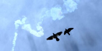 Καπνός από αναχαιτισμένους πυραύλους στον ουρανό της Ντόχα, στο Κατάρ. 5 Μαρτίου 2026 (φωτ.: EPA / Hannibal Hanschke)