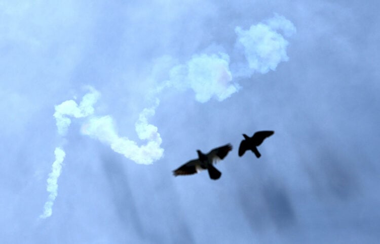 Καπνός από αναχαιτισμένους πυραύλους στον ουρανό της Ντόχα, στο Κατάρ. 5 Μαρτίου 2026 (φωτ.: EPA / Hannibal Hanschke)