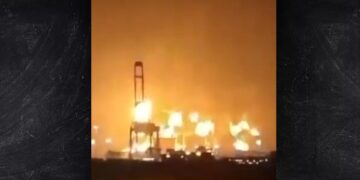 Η QatarEnergy, η δημόσια επιχείρηση ενέργειας του Κατάρ, έκανε λόγο για «εκτεταμένες περαιτέρω ζημιές» στην εγκατάσταση του υγροποιημένου φυσικού αερίου (φωτ.: Χ/Renard Jean-Michel)