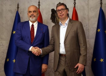 O πρόεδρος της Σερβίας Αλεξάνταρ Βούτσιτς υποδέχεται τον πρωθυπουργό της Αλβανίας Έντι Ράμα στο Βελιγράδι, 7 Ιουλίου 2023 (φωτ.: EPA / Andrej Cukic)