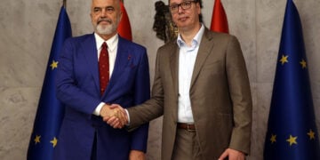 O πρόεδρος της Σερβίας Αλεξάνταρ Βούτσιτς υποδέχεται τον πρωθυπουργό της Αλβανίας Έντι Ράμα στο Βελιγράδι, 7 Ιουλίου 2023 (φωτ.: EPA / Andrej Cukic)