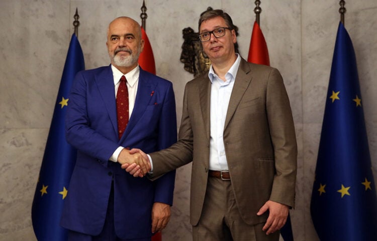 O πρόεδρος της Σερβίας Αλεξάνταρ Βούτσιτς υποδέχεται τον πρωθυπουργό της Αλβανίας Έντι Ράμα στο Βελιγράδι, 7 Ιουλίου 2023 (φωτ.: EPA / Andrej Cukic)