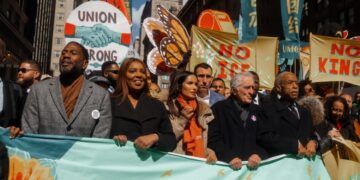 Ο ηθοποιός Ρόμπερτ Ντε Νίρο (δεύτερος από δεξιά) κρατά πανό στη διαδήλωση που πραγματοποιήθηκε στο κέντρο της Νέας Υόρκης (φωτ.:  EPA/Olga Fedorova)