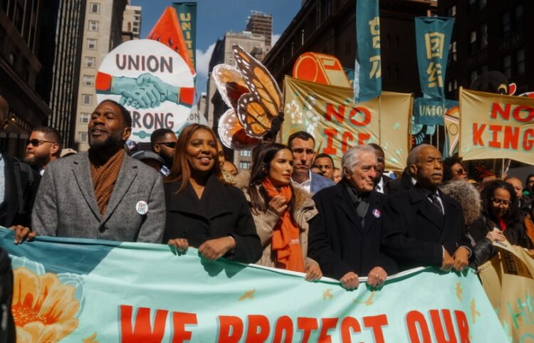 Ο ηθοποιός Ρόμπερτ Ντε Νίρο (δεύτερος από δεξιά) κρατά πανό στη διαδήλωση που πραγματοποιήθηκε στο κέντρο της Νέας Υόρκης (φωτ.:  EPA/Olga Fedorova)