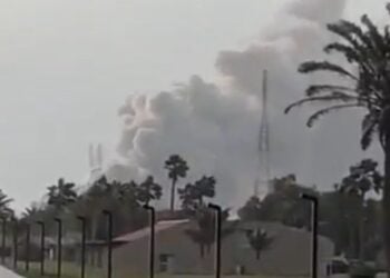 Μακρινή λήψη του διυλιστηρίου που χτυπήθηκε στη Σαουδική Αραβία (φωτ.: Χ/Drop Site)