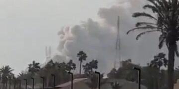 Μακρινή λήψη του διυλιστηρίου που χτυπήθηκε στη Σαουδική Αραβία (φωτ.: Χ/Drop Site)