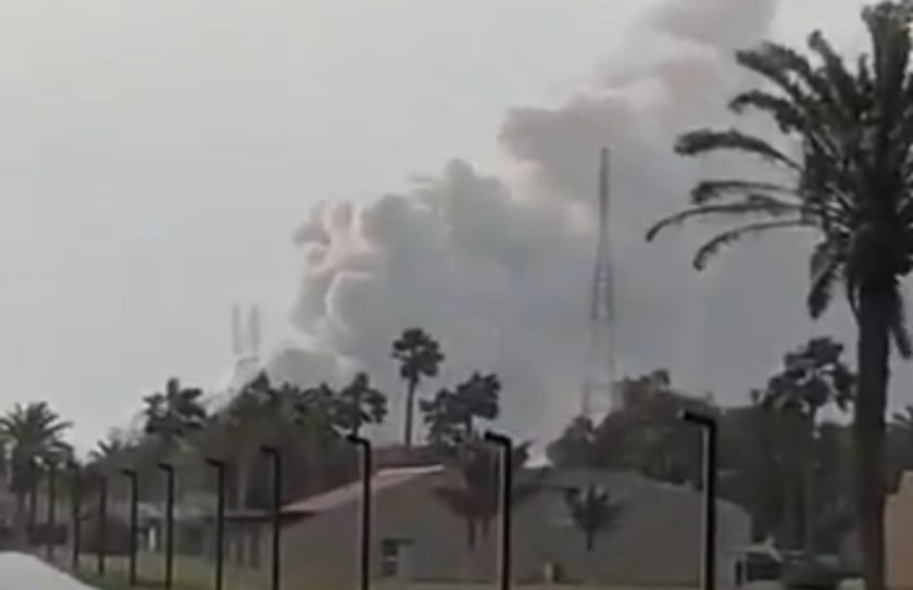 Μακρινή λήψη του διυλιστηρίου που χτυπήθηκε στη Σαουδική Αραβία (φωτ.: Χ/Drop Site)