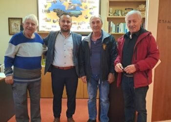 Πρώτος από δεξιά ο Γιώργος Θεοδοσιάδης με άλλα μέλη του «Ξενιτέα» και τον νυν πρόεδρο Χ. Ναβροζίδη (δεύτερος από αριστερά) (φωτ.: Σύλλογος Ποντίων Κω «Ξενιτέας»)