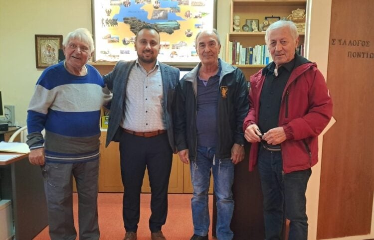 Πρώτος από δεξιά ο Γιώργος Θεοδοσιάδης με άλλα μέλη του «Ξενιτέα» και τον νυν πρόεδρο Χ. Ναβροζίδη (δεύτερος από αριστερά) (φωτ.: Σύλλογος Ποντίων Κω «Ξενιτέας»)