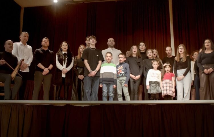 Μέλη του Συλλόγου έψαλαν τα κάλαντα στη διάρκεια της εκδήλωσης (φωτ.: facebook/Σύλλογος Ποντίων Χαϊδαρίου Αττικής «Ποντιακή Λύρα«)