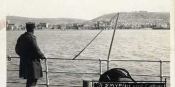 Ιστορική φωτογραφία, που απεικονίζει τη Σμύρνη επτά μήνες μετά τη Μικρασιατική Καταστροφή (περίπου τον Απρίλιο του 1923). Προέρχεται από το αρχείο των Γενικών Αρχείων του Κράτους (ΓΑΚ) (πηγή: archives1922.gak.gr)