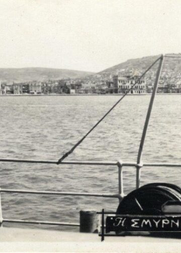 Ιστορική φωτογραφία, που απεικονίζει τη Σμύρνη επτά μήνες μετά τη Μικρασιατική Καταστροφή (περίπου τον Απρίλιο του 1923). Προέρχεται από το αρχείο των Γενικών Αρχείων του Κράτους (ΓΑΚ) (πηγή: archives1922.gak.gr)