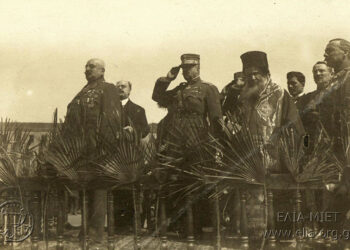 Ορκωμοσία του πρώτου μικρασιατικού στρατού. Διακρίνονται ο αρχιστράτηγος του ελληνικού στρατού κατοχής Σμύρνης Λεωνίδας Παρασκευόπουλος, ο ύπατος αρμοστής Αριστείδης Στεργιάδης, ο μητροπολίτης Σμύρνης Χρυσόστομος και πρώτος δεξιά επιτελάρχης ο Θεόδωρος Πάγκαλος. 15 Μαρτίου 1920. Αρχείο Λεωνίδα Παρασκευόπουλου (πηγή: ΕΛΙΑ-ΜΙΕΤ)