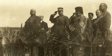 Ορκωμοσία του πρώτου μικρασιατικού στρατού. Διακρίνονται ο αρχιστράτηγος του ελληνικού στρατού κατοχής Σμύρνης Λεωνίδας Παρασκευόπουλος, ο ύπατος αρμοστής Αριστείδης Στεργιάδης, ο μητροπολίτης Σμύρνης Χρυσόστομος και πρώτος δεξιά επιτελάρχης ο Θεόδωρος Πάγκαλος. 15 Μαρτίου 1920. Αρχείο Λεωνίδα Παρασκευόπουλου (πηγή: ΕΛΙΑ-ΜΙΕΤ)