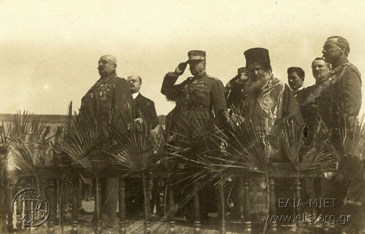 Ορκωμοσία του πρώτου μικρασιατικού στρατού. Διακρίνονται ο αρχιστράτηγος του ελληνικού στρατού κατοχής Σμύρνης Λεωνίδας Παρασκευόπουλος, ο ύπατος αρμοστής Αριστείδης Στεργιάδης, ο μητροπολίτης Σμύρνης Χρυσόστομος και πρώτος δεξιά επιτελάρχης ο Θεόδωρος Πάγκαλος. 15 Μαρτίου 1920. Αρχείο Λεωνίδα Παρασκευόπουλου (πηγή: ΕΛΙΑ-ΜΙΕΤ)