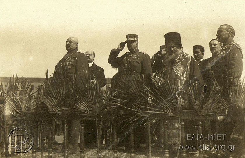 Ορκωμοσία του πρώτου μικρασιατικού στρατού. Διακρίνονται ο αρχιστράτηγος του ελληνικού στρατού κατοχής Σμύρνης Λεωνίδας Παρασκευόπουλος, ο ύπατος αρμοστής Αριστείδης Στεργιάδης, ο μητροπολίτης Σμύρνης Χρυσόστομος και πρώτος δεξιά επιτελάρχης ο Θεόδωρος Πάγκαλος. 15 Μαρτίου 1920. Αρχείο Λεωνίδα Παρασκευόπουλου (πηγή: ΕΛΙΑ-ΜΙΕΤ)