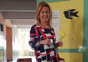 Η Σοφία Χρηστίδου έξω από σχολική αίθουσα