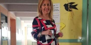 Η Σοφία Χρηστίδου έξω από σχολική αίθουσα