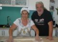 Ο Βασίλης Βασίλας με τη Ντίνα Φάκα φτιάχνουν σπανακόπιτα (φωτ.: facebook/Syndesmos Connecting People and Their Stories)