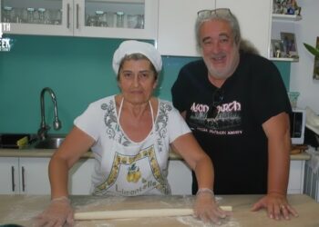 Ο Βασίλης Βασίλας με τη Ντίνα Φάκα φτιάχνουν σπανακόπιτα (φωτ.: facebook/Syndesmos Connecting People and Their Stories)