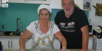 Ο Βασίλης Βασίλας με τη Ντίνα Φάκα φτιάχνουν σπανακόπιτα (φωτ.: facebook/Syndesmos Connecting People and Their Stories)