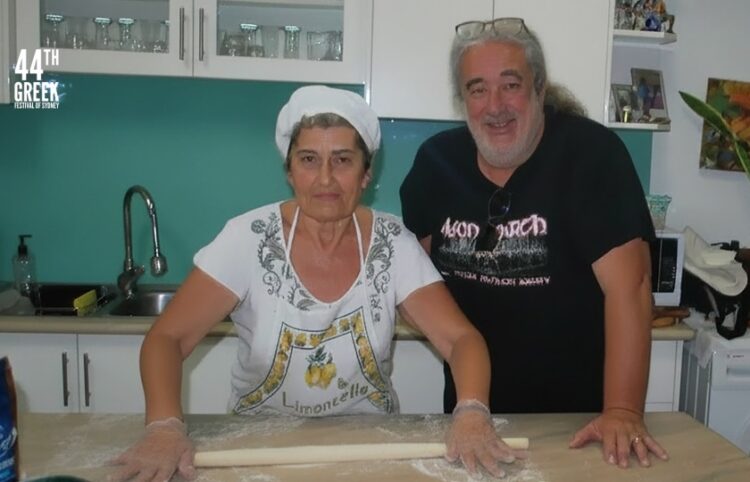 Ο Βασίλης Βασίλας με τη Ντίνα Φάκα φτιάχνουν σπανακόπιτα (φωτ.: facebook/Syndesmos Connecting People and Their Stories)