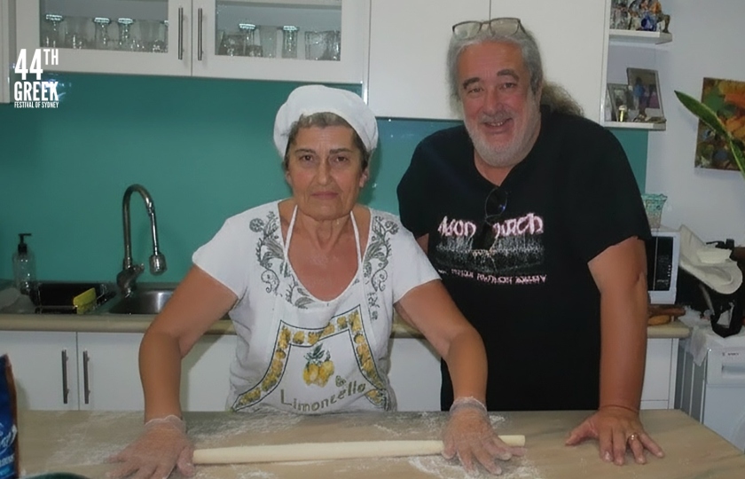 Ο Βασίλης Βασίλας με τη Ντίνα Φάκα φτιάχνουν σπανακόπιτα (φωτ.: facebook/Syndesmos Connecting People and Their Stories)