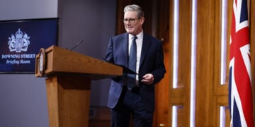 Ο Κιρ Στάρμερ λίγο προτού ξεκινήσει η συνέντευξη Τύπου για την κατάσταση στη Μέση Ανατολή, Πέμπτη 5 Μαρτίου 2026 (φωτ.: EPA / Tolga Akmen / POOL)