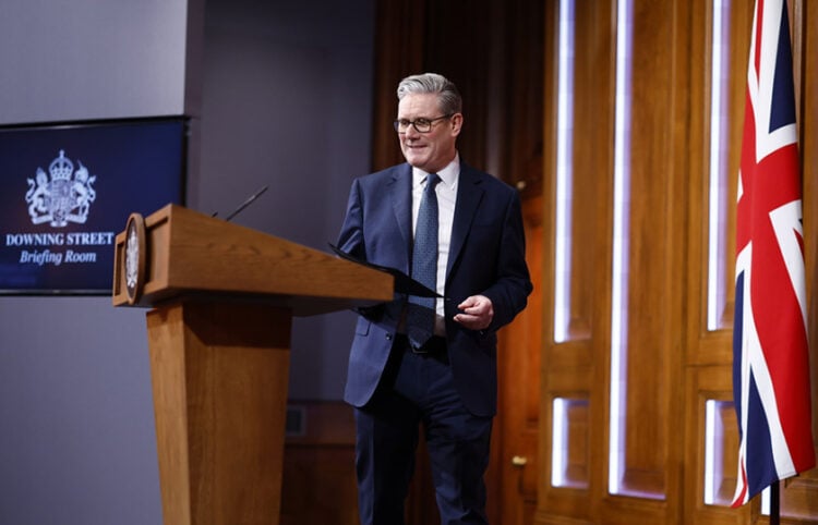 Ο Κιρ Στάρμερ λίγο προτού ξεκινήσει η συνέντευξη Τύπου για την κατάσταση στη Μέση Ανατολή, Πέμπτη 5 Μαρτίου 2026 (φωτ.: EPA / Tolga Akmen / POOL)