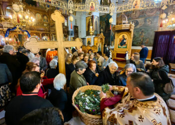 Κυριακή της Σταυροπροσκυνήσεως στο ναό Ευαγγελισμού της Θεοτόκου στα Φίχτια Αργολίδος (φωτ.: ΑΠΕ-ΜΠΕ / Ευάγγελος Μπουγιώτης)
