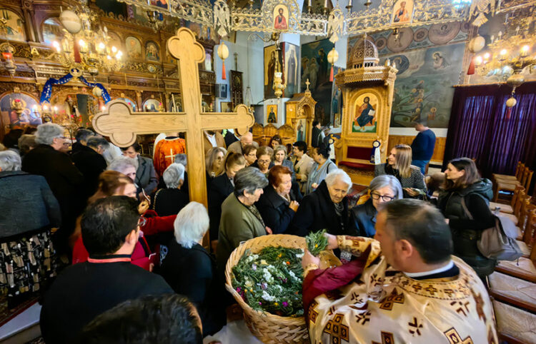 Κυριακή της Σταυροπροσκυνήσεως στο ναό Ευαγγελισμού της Θεοτόκου στα Φίχτια Αργολίδος (φωτ.: ΑΠΕ-ΜΠΕ / Ευάγγελος Μπουγιώτης)