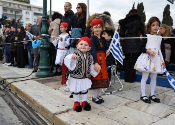 Ο πιο χαριτωμένος Εύζωνας με την πιο όμορφη Ελληνοπούλα στη διάρκεια της παρέλασης (φωτ.: EUROKINISSI)