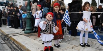 Ο πιο χαριτωμένος Εύζωνας με την πιο όμορφη Ελληνοπούλα στη διάρκεια της παρέλασης (φωτ.: EUROKINISSI)